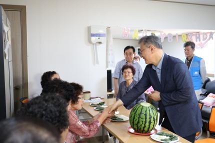 2025.7.21 초복맞이 늘봄경로당 구청장 방문 의 이미지