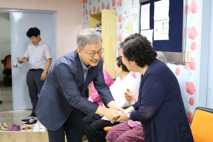 2025.7.21 초복맞이 중앙하이츠아파트경로당 구청장 방문 의 이미지