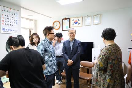2025.7.21 초복맞이 월드진영아파트경로당 구청장 방문 의 이미지