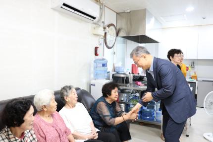 2025.7.21 초복맞이 아홉길 경로당 구청장 방문 의 이미지