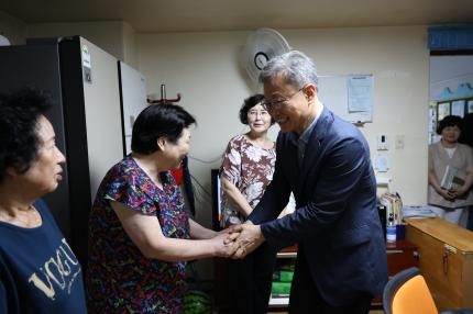 2025.7.21 초복맞이 뉴홍현아파트경로당 구청장 방문 의 이미지