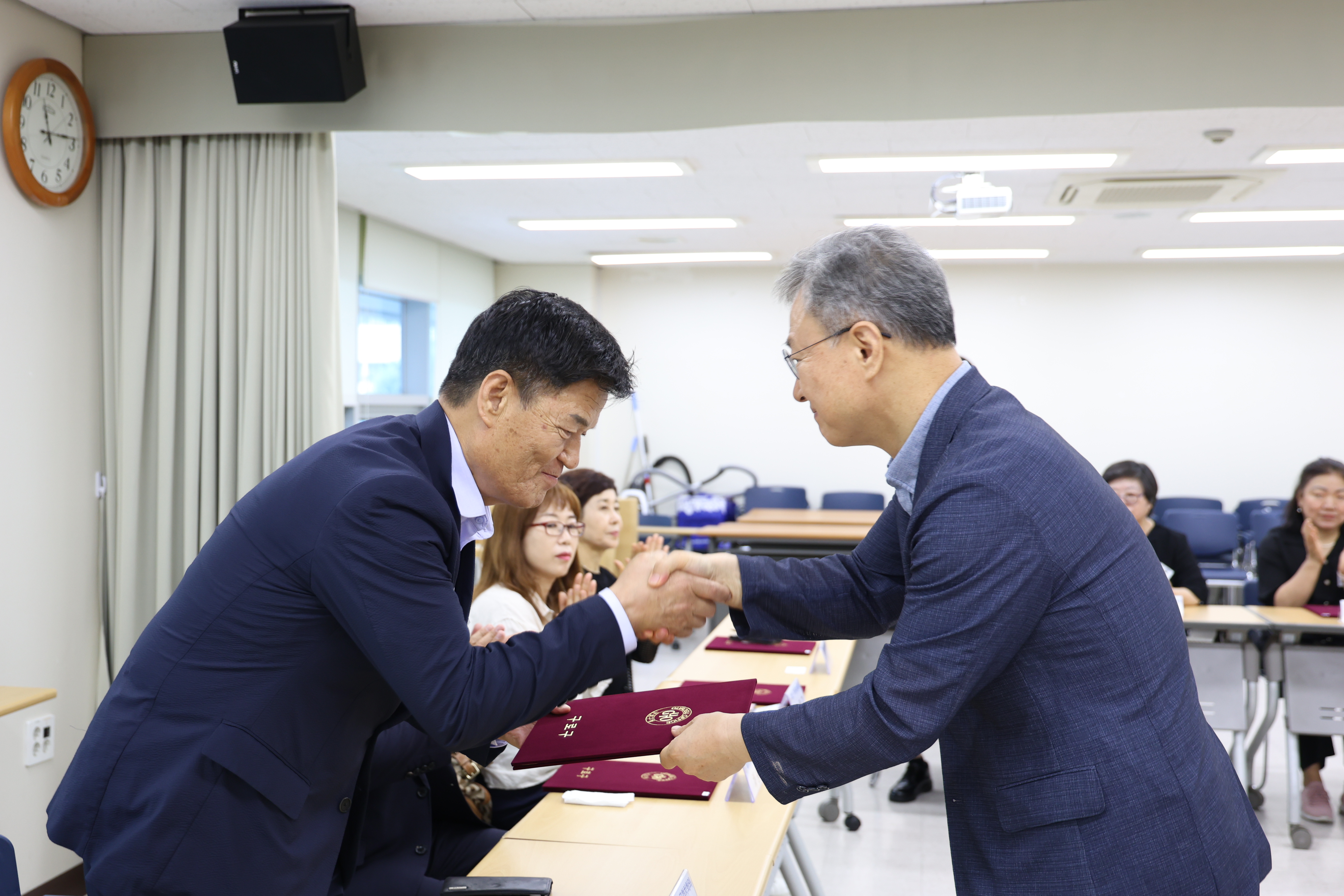 2025.8.11 3기 협치회의 감사장 전달식 14번째 파일